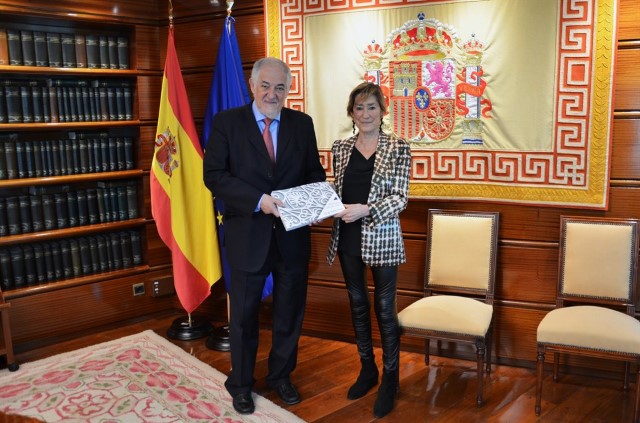 Entrega al Presidente del TC de la Memoria anual del Consejo General de la Abogacía Española